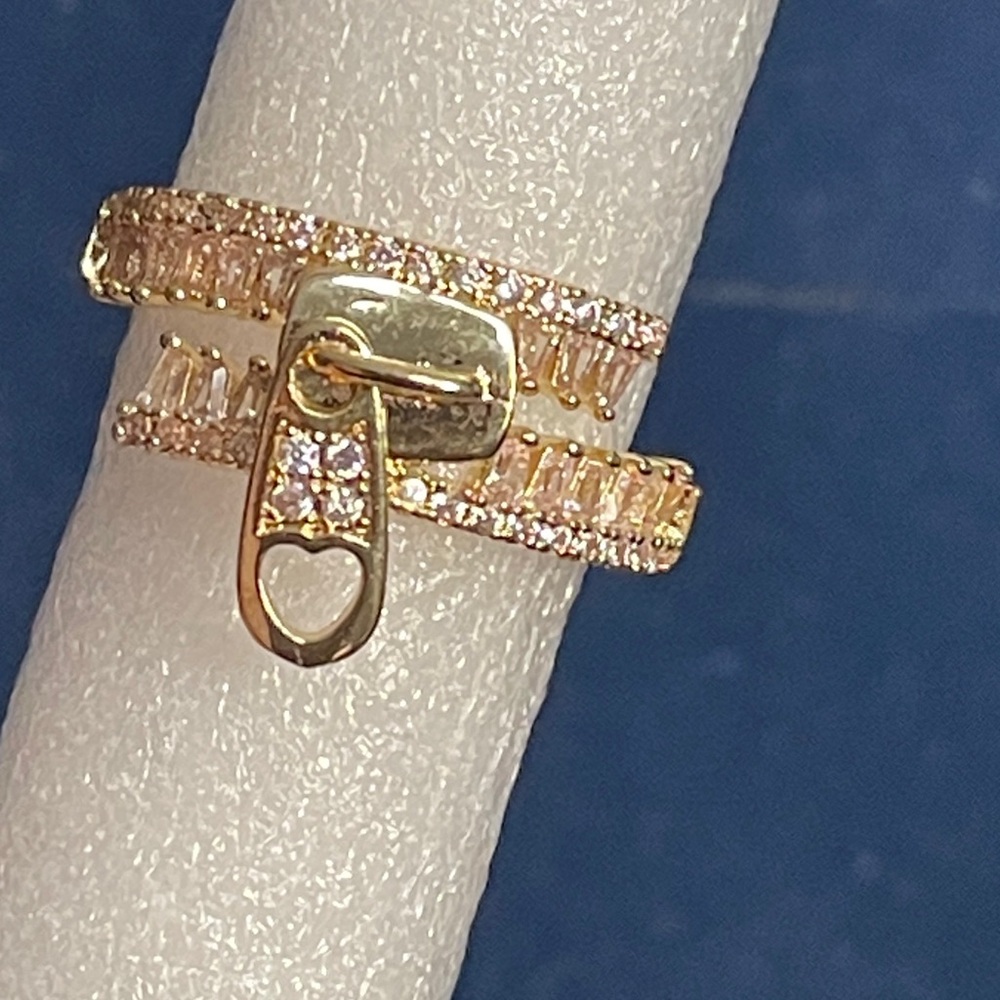 Elegant Gold Zipper Ring very blingy!
New Condition 
Size 7.5